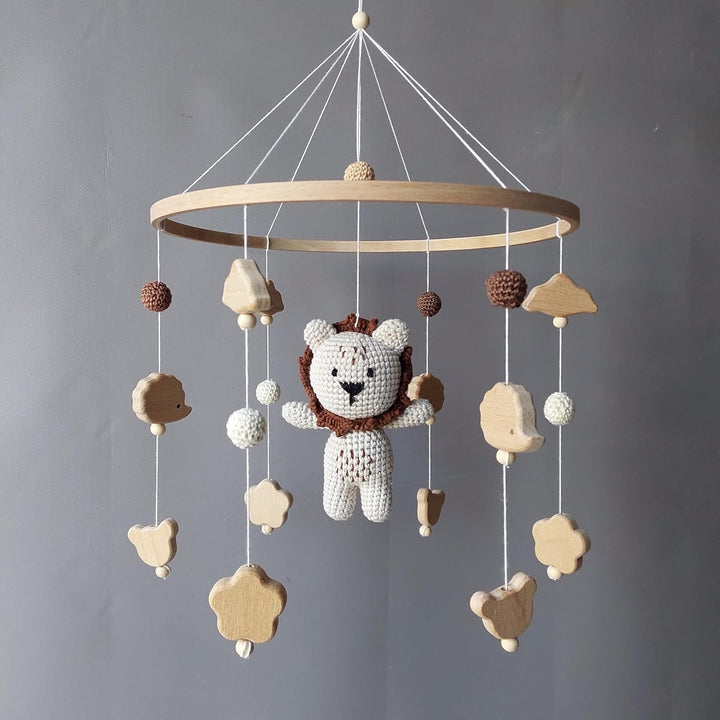 Handgemachtes Baby Mobile in Braun mit gehäkeltem Löwen – Kinderbett Mobile aus Holzperlen, Blättern