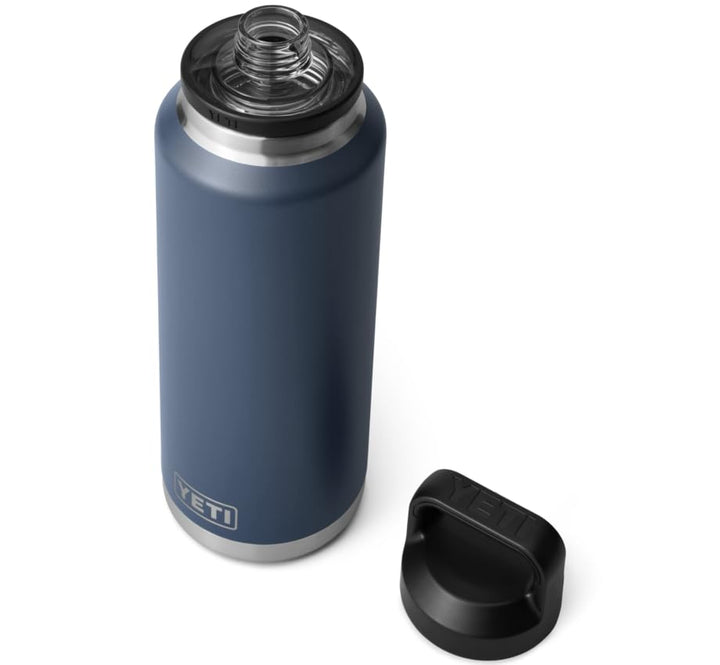YETI Rambler Trinkflasche 46 oz (1,3 L) Navy – Edelstahl Trinkflasche, Wasserflasche Sport mit Chug–