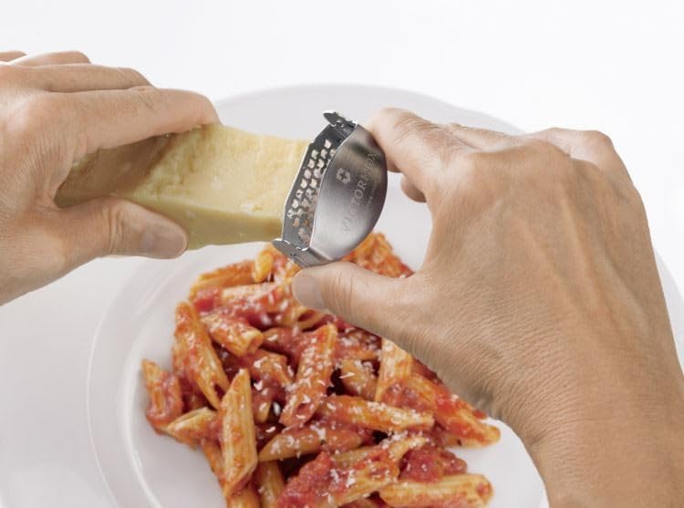Victorinox Käsereibe, Kompakt, mit Feiner Schneide, Metallgriff, Swiss Made, Spülmaschinenfest A One