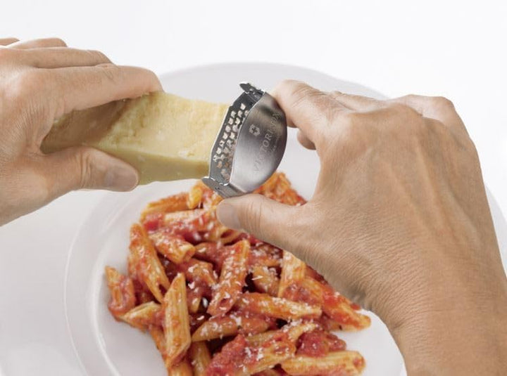 Victorinox Käsereibe, Kompakt, mit Feiner Schneide, Metallgriff, Swiss Made, Spülmaschinenfest A One