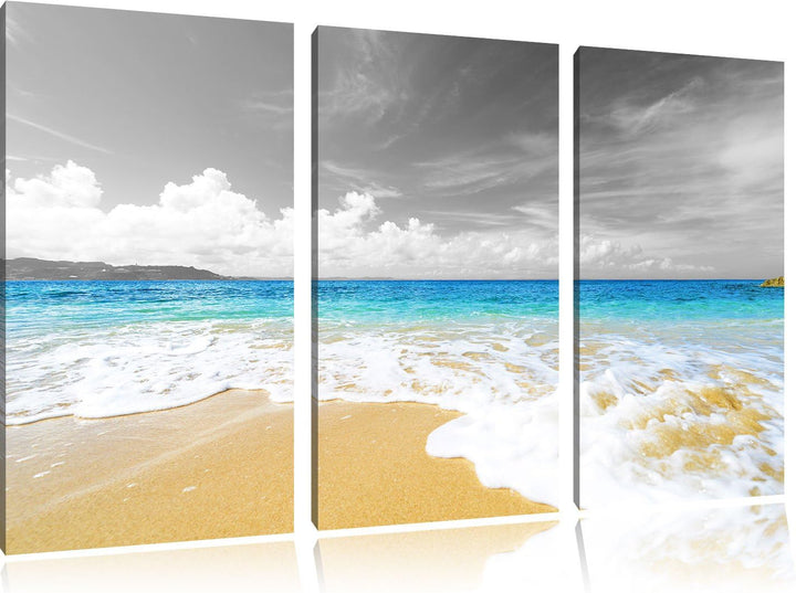 Pixxprint Sandstrand mit Welle bei azurblauen Himmel schwarz/weiss 3-Teiler Leinwandbild 120x80 Bild
