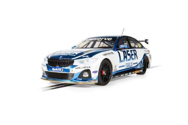 Scalextric Cars – C4526 BMW 330e NGTC – Laserwerkzeuge – Jake Hill 2023 – Spielzeug-Schlitzauto zur