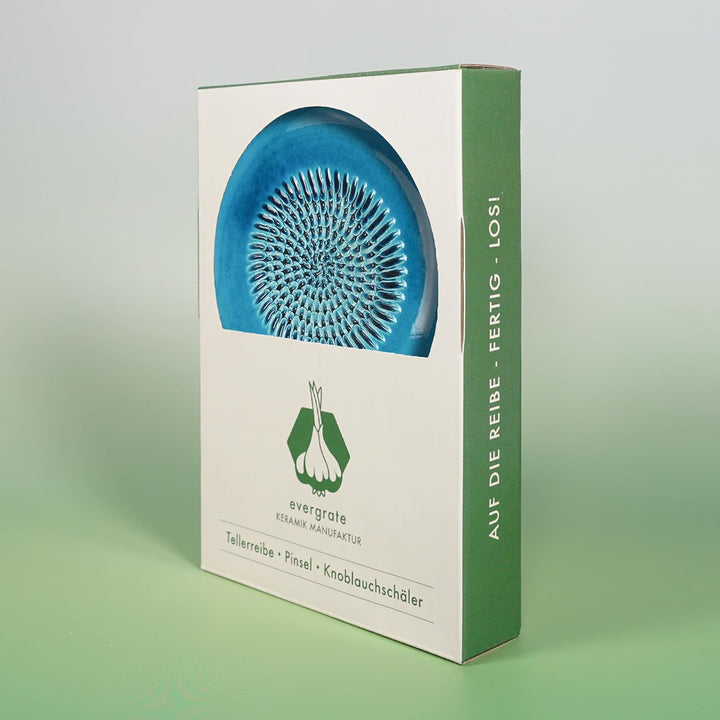 Evergrate® Keramikreibe Türkis mit Geschenkbox – mit Reibe, Knoblauchschäler, Rezeptheft & Pinsel –