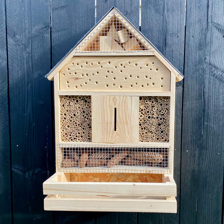 GARTENETAGE Insektenhotel zum Aufhängen XXL mit Pflanzenbalkon &amp; Schieferdach/Naturbelassenes, massi