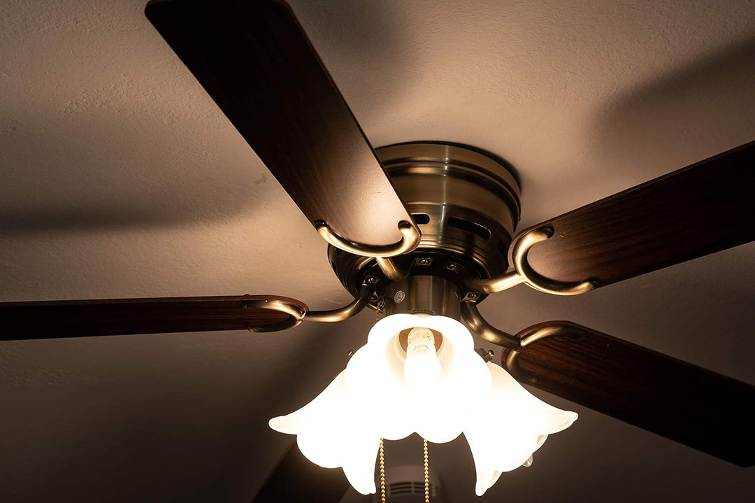 Pepeo - Kisa Deckenventilator mit Beleuchtung | Ventilator mit Zugschalter in Messing mit Wendeflüge