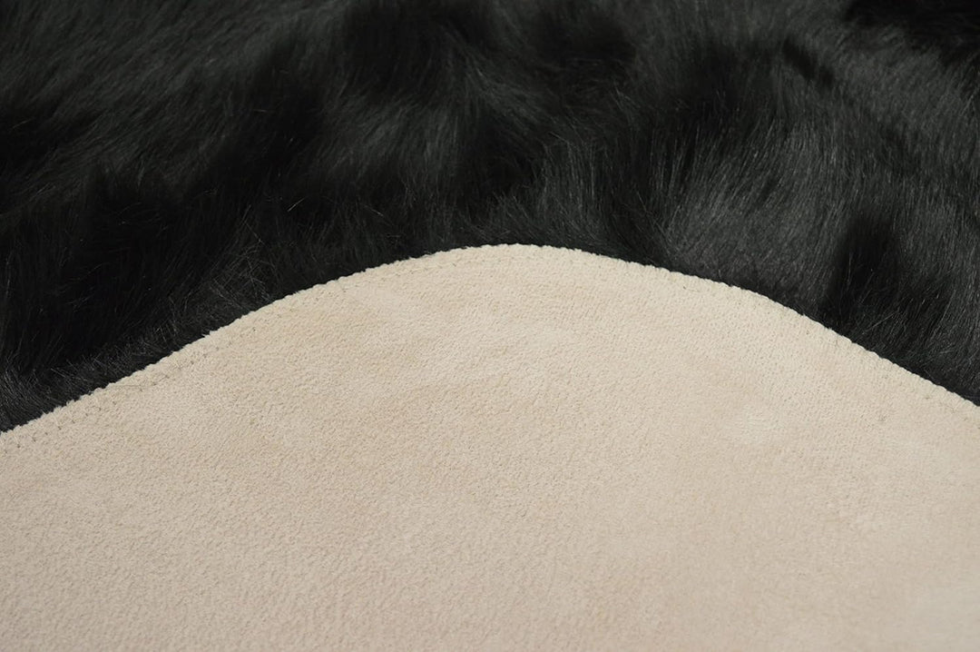 Kinzler J-10431/31, Farbe schwarz Fellteppich, 100% Polyacryl im Flor Träger Abseite: 100% Polyester
