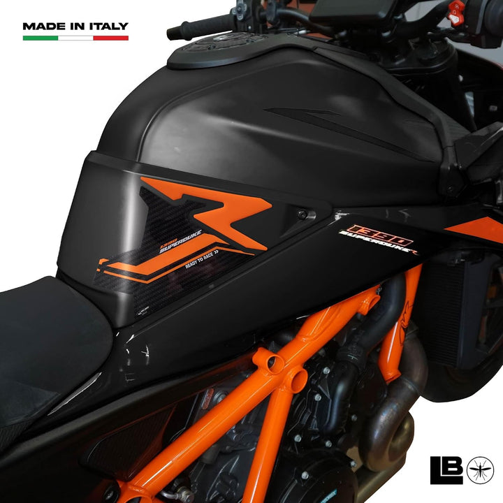 LABELBIKE 3D Motorrad Aufkleber kompatibel mit KTM | 1390 Super Duke R 2024, Seitenschutz aus Kunsth