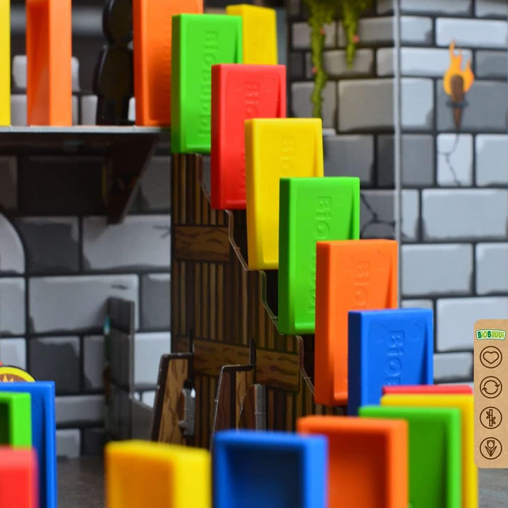 BIOBUDDI Domino in der Burg mit 10 Figuren, 166 Teile, klimaneutral hergestellt in EU (Niederlande),