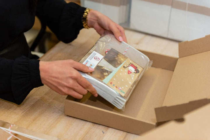 Logbuch-Verlag 100 Weihnachtskarten weiss grau ROTE MÜTZEN Klappkarten mit Kuvert 10,5 x 21 cm - Kar