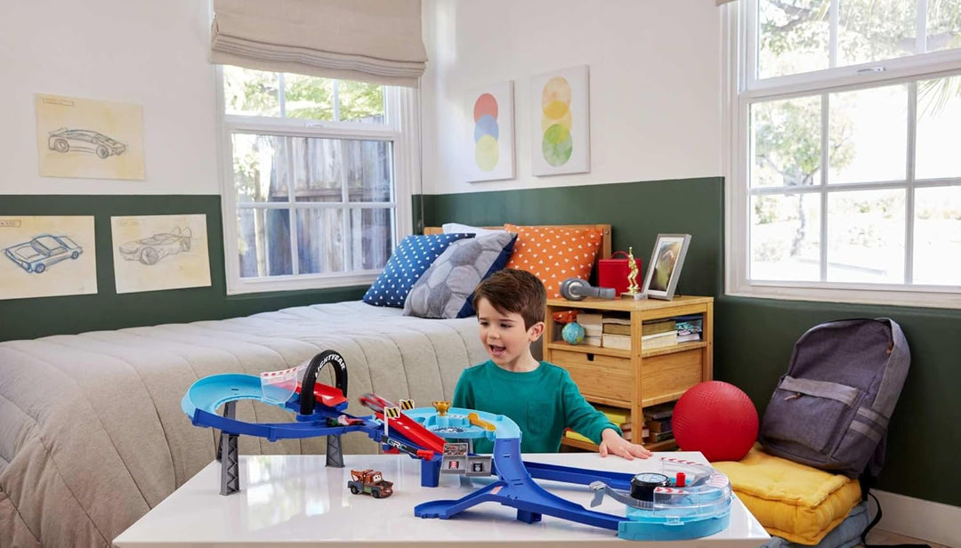 Mattel Disney und Pixar Cars Spielset mit 2 Spielzeugautos, Lightning McQueen und Francesco Bernoull