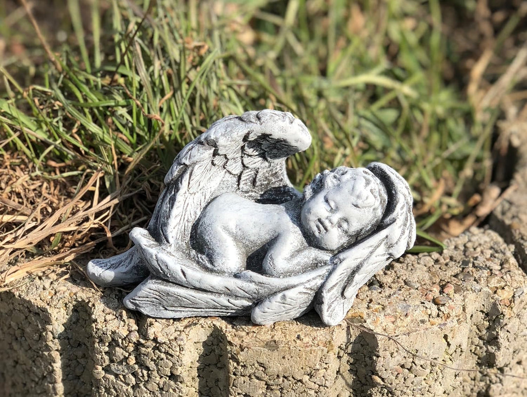 stoneandstyle Steinfigur Kleiner Baby Engel im Flügel Grabschmuck frostfest wetterfest