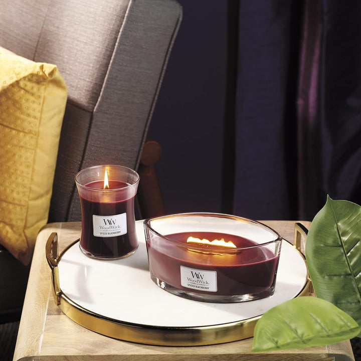 WoodWick mittelgrosse Duftkerze im Sanduhrglas mit knisterndem Docht, Spiced Blackberry, bis zu 60 S