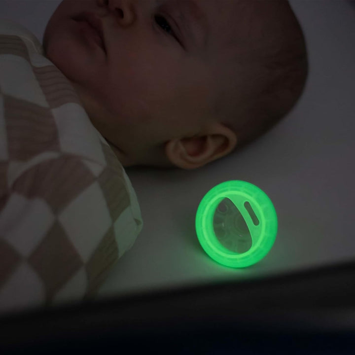 Tommee Tippee Natürlich Geformter Schnuller für die Nacht, Hautähnliche Textur, Symmetrische Kieferg
