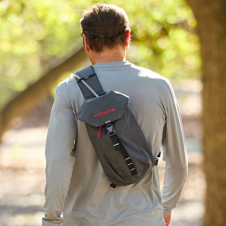 Nathan Pinnacle 4L Trinkrucksack / Laufweste – 4 l Fassungsvermögen mit 2 weichen Fläschchen, Trinkr