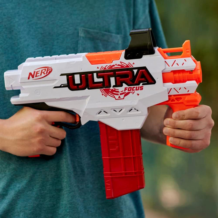 NERF Ultra Focus Blaster, 10 AccuStrike Ultra Darts, Clip-Magazin, Schulterstütze, nur mit NERF Ultr