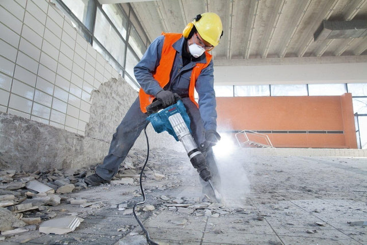 Bosch Professional Schlaghammer GSH 11 VC (1.700 Watt, mit SDS-max, 400 mm Spitzmeissel, im Koffer)