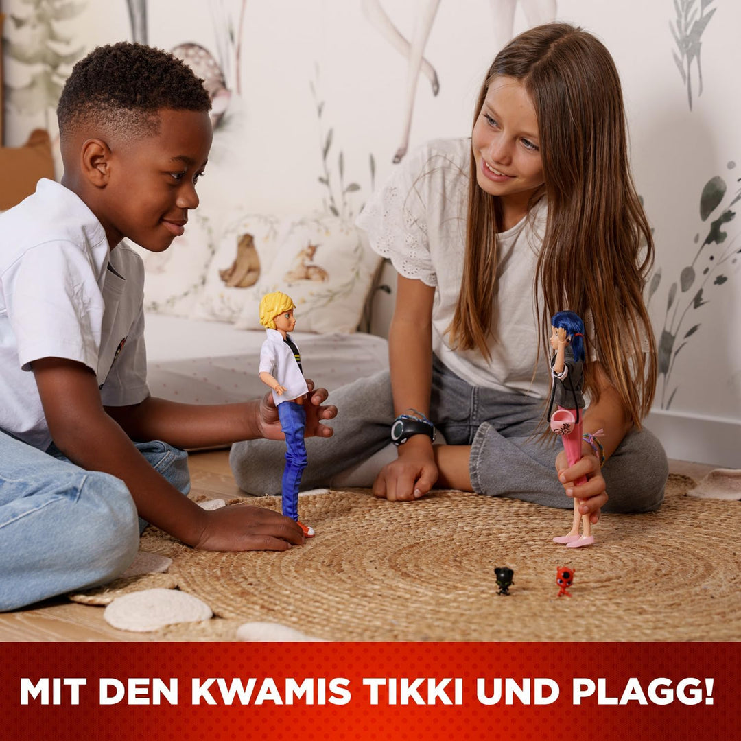 BANDAI – Miraculous – 2er-Pack Marinette und Adrien Puppen mit 2 Outfits (Ladybug & Cat Noir), Zubeh