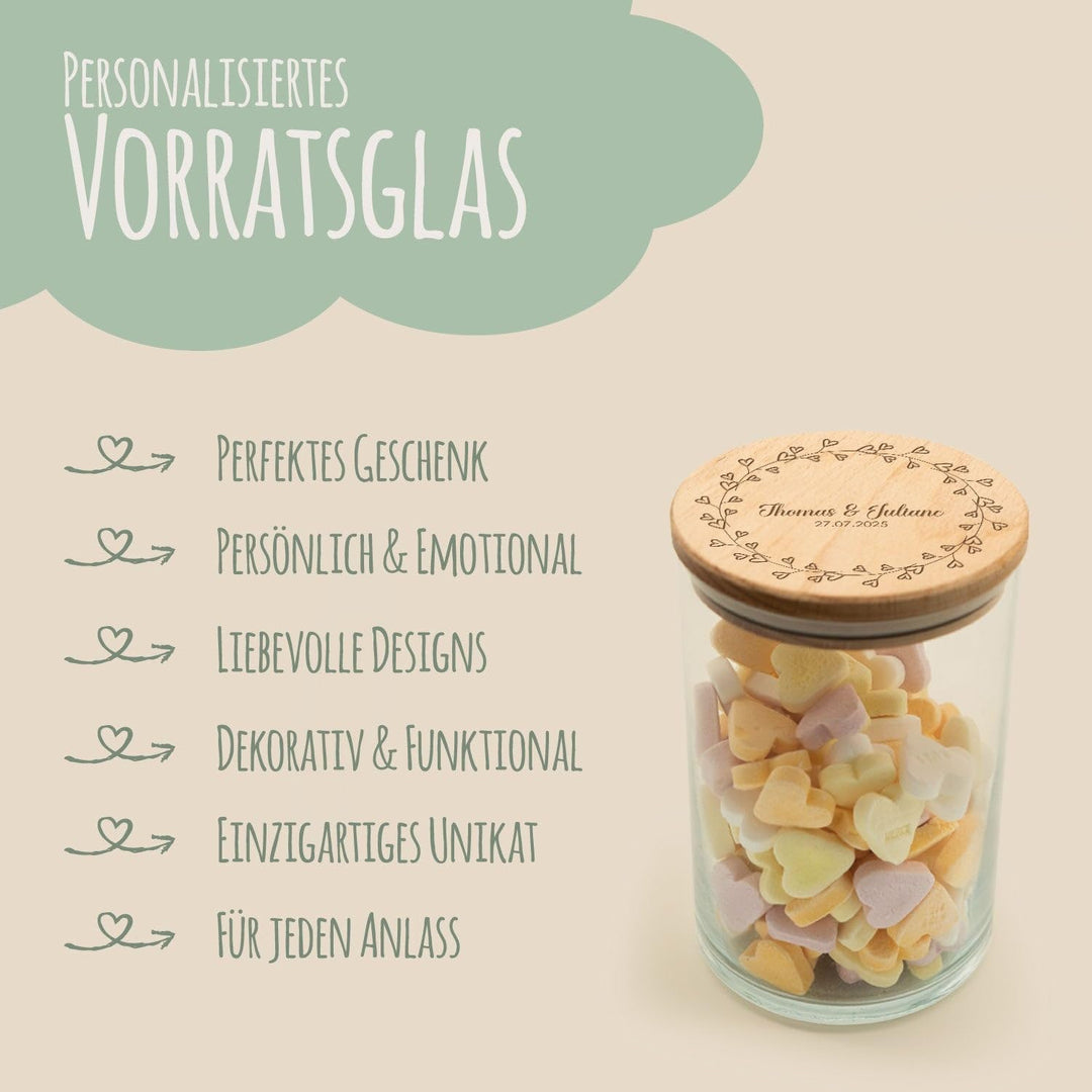 GRAVURZEILE Vorratsglas mit graviertem Holzdeckel - Kranz Herzen - Personalisiert mit Name & Datum -