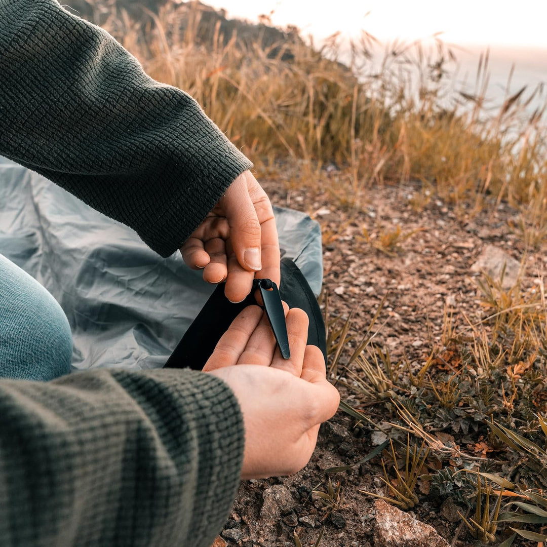 MATADOR Pocket Blanket 4,0 - Weiss (Sitzplätze 2-4); Ultraleicht Picknickdecke mit Pflöcken; Faltbar
