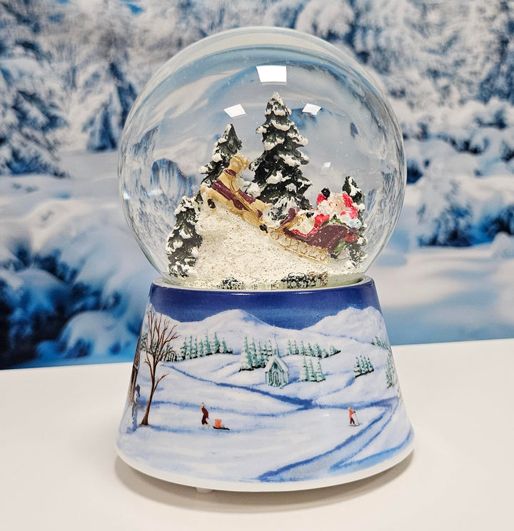 Schneekugel Weihnachtsmann im Schlitten auf Sockel nostalgische Schneelandschaft Mittelblau Weihnach