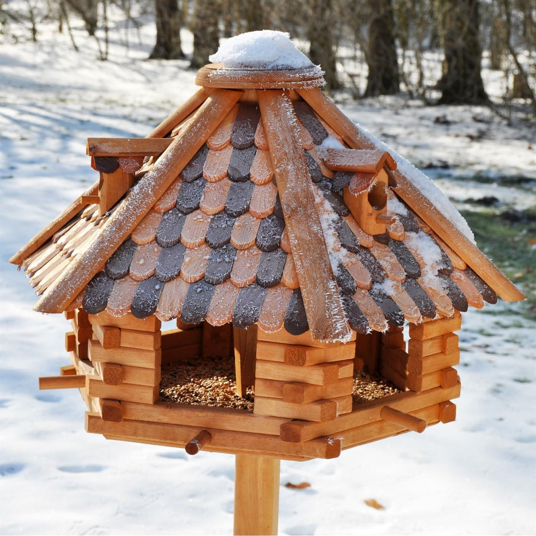 VOSS.garden Grosses Vogelhaus Herbstlaub, Imprägniertes Holz, 50cm Durchmesser Futterplatte, Mit Sit