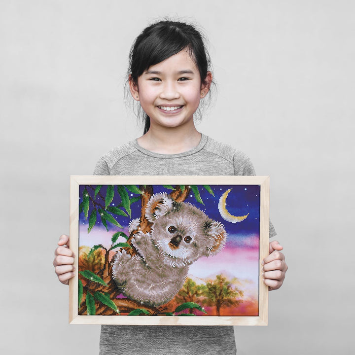 DIAMOND DOTZ DD7.012 - Original 5D Diamond Painting Set Koala Snack, Kreativset mit 11.796 Diamant M