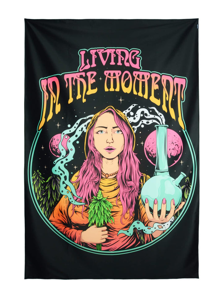 PSYWORK Schwarzlicht Stoffposter Neon | Living In The Moment | 1,5 x 2,25m | UV-aktiv | fluoresziere