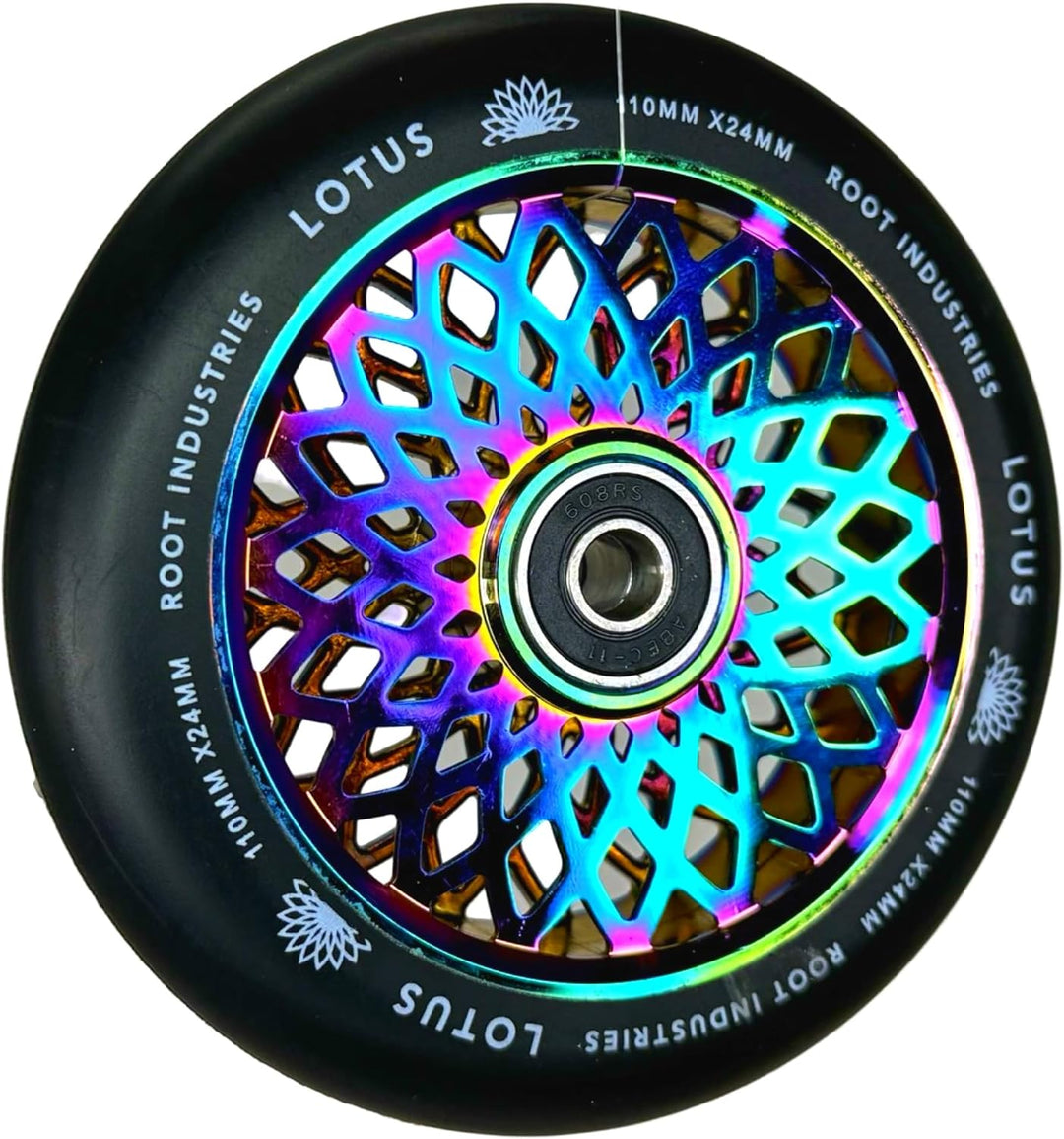 Root Industries Lotus Stunt-Scooter Rolle 110mm + Fantic26 Sticker (Neochrome/Pu Schwarz), Neochrome