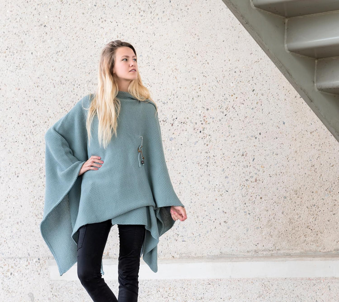 KNIT FACTORY - Jazz Poncho - Elegant Gestrickter Damen Cape - Wickelschal mit Wolle - Hochwertige Qu
