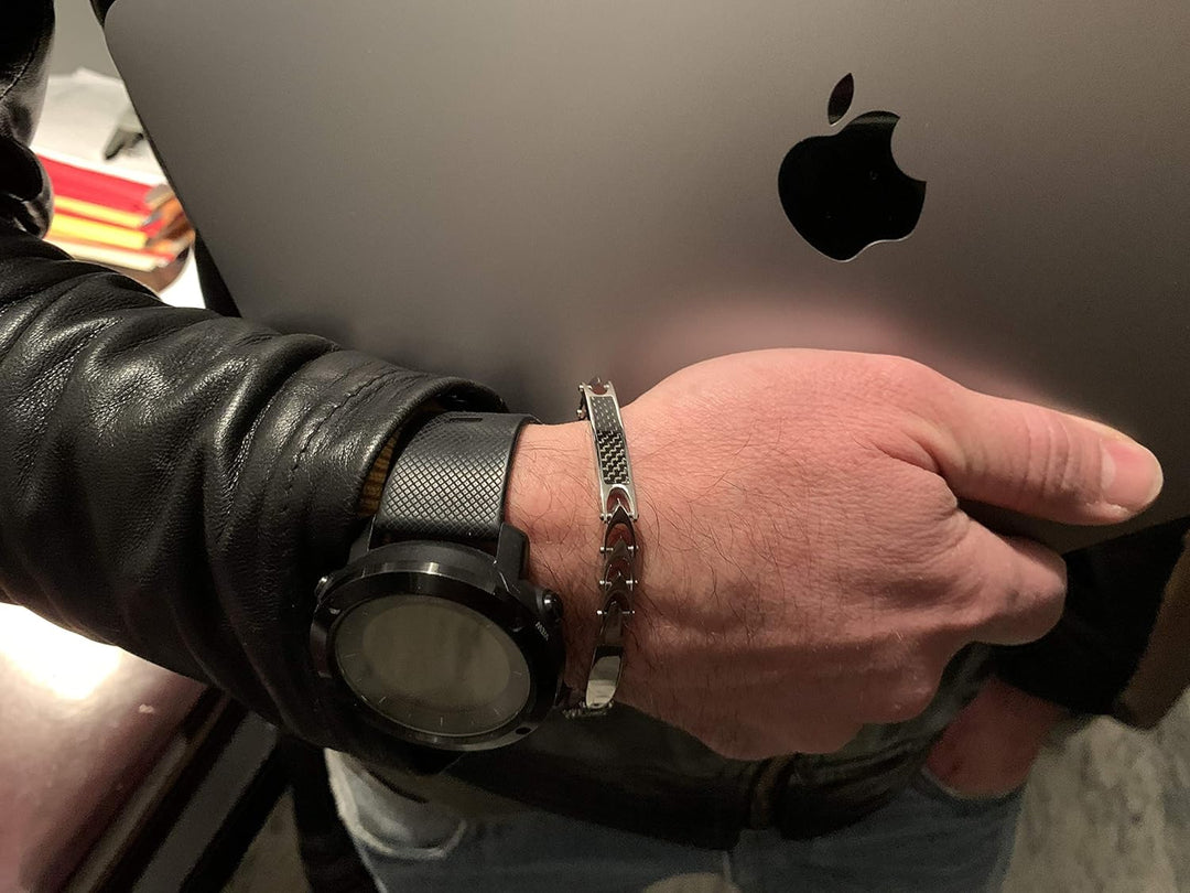 Karthe Jewels Zen S Karbon Herren-Armband aus Stahl und Kohlefaser.