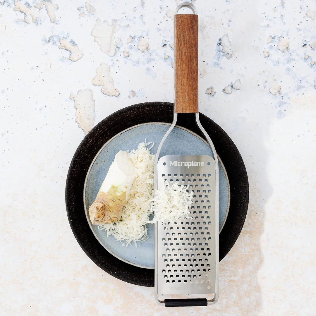 Microplane Küchenreibe Grob für Käse, Karotte, Ingwer, Schokolade & Kokosnuss aus der Master-Serie m