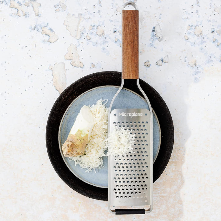 Microplane Küchenreibe Grob für Käse, Karotte, Ingwer, Schokolade & Kokosnuss aus der Master-Serie m