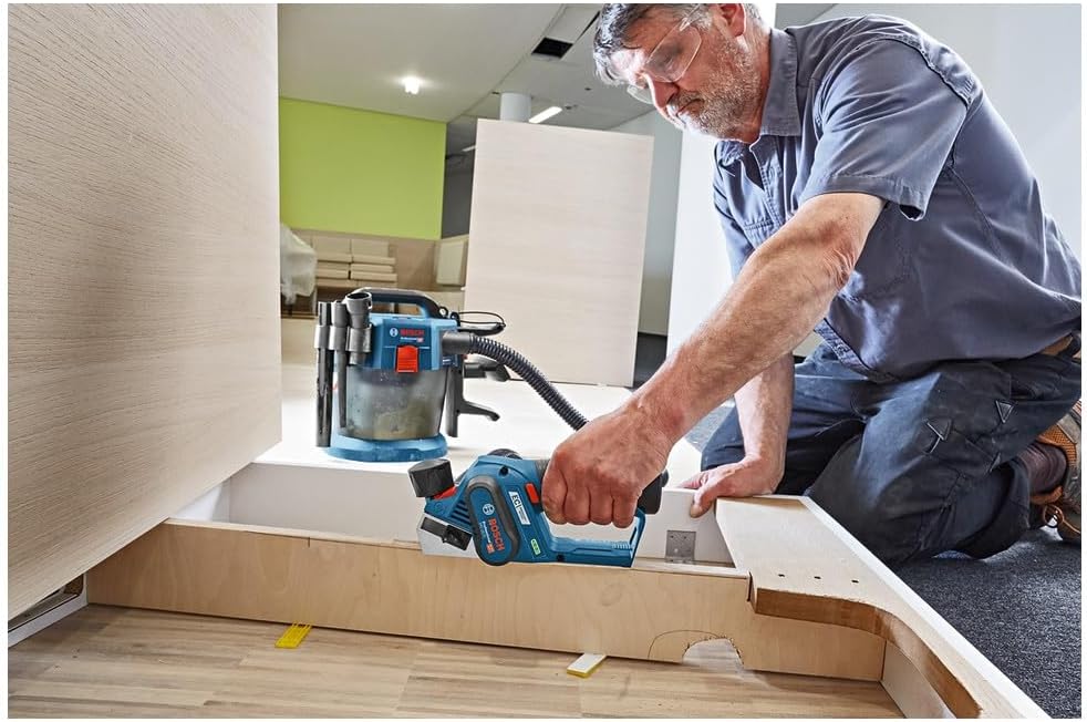 Bosch Professional 12V System Akku Hobel GHO 12V-20 (Hobelbreite max: 56 mm, inkl. 2x3,0 Ah Akku + L