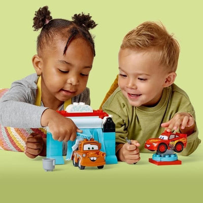 LEGO DUPLO Disney and Pixar's Cars Lightning McQueen & Mater in der Waschanlage Spielzeugautos, Moto