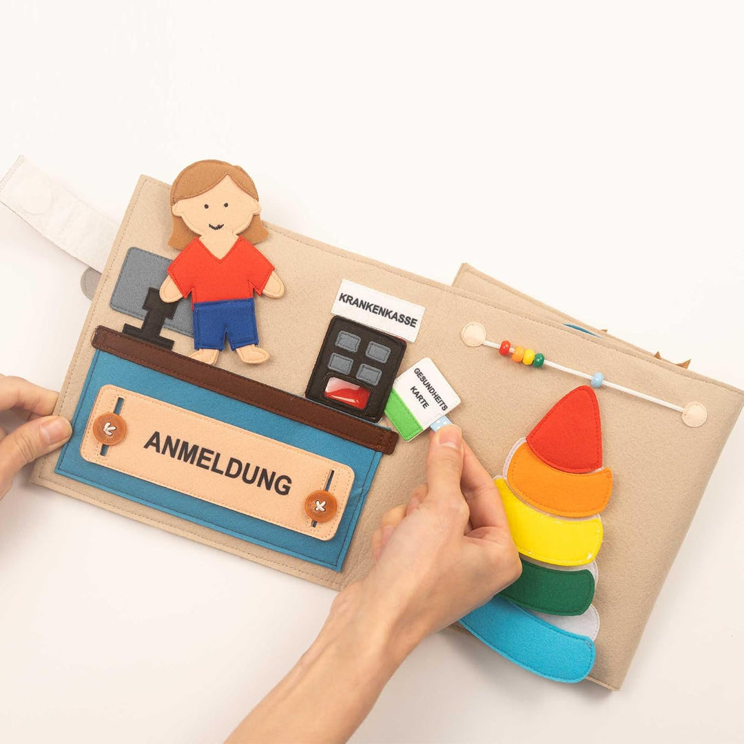 Jolly Designs „Hallo Kids Doc“ – Interaktives Stoffbuch Arzt & Körper – Montessori Lernspielzeug ab