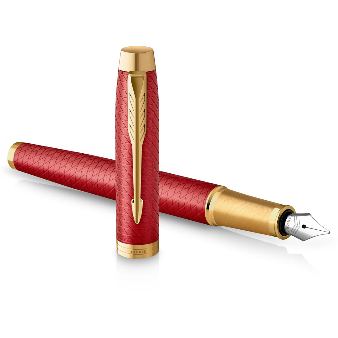 Parker IM Füller | Rote Premium-Lackierung mit goldenen Zierteilen | Füllfederhalter mit feiner Fede