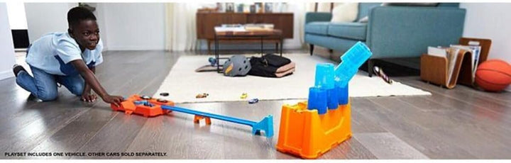 Hot Wheels GCF91 - Track Builder Fässer-Stunt Box und Starter, Spielzeug Autorennbahn ab 6 Jahren TR