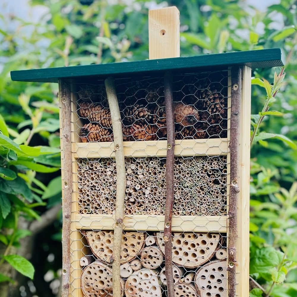 DARLUX handgefertigtes, hochwertiges Holz Insektenhotel XL Wildbienen-Nisthilfe Insektenhaus Natur/G