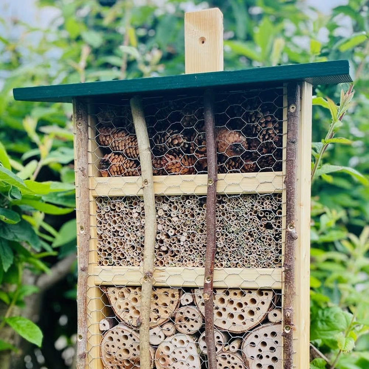DARLUX handgefertigtes, hochwertiges Holz Insektenhotel XL Wildbienen-Nisthilfe Insektenhaus Natur/G