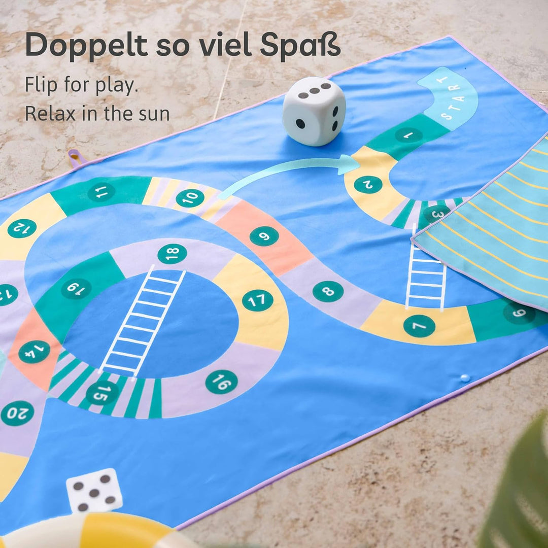 Quut – Strand-/Poolhandtuch für Kinder mit Spiel – Ultraschnell trocknende Mikrofaser, sandfrei – ko