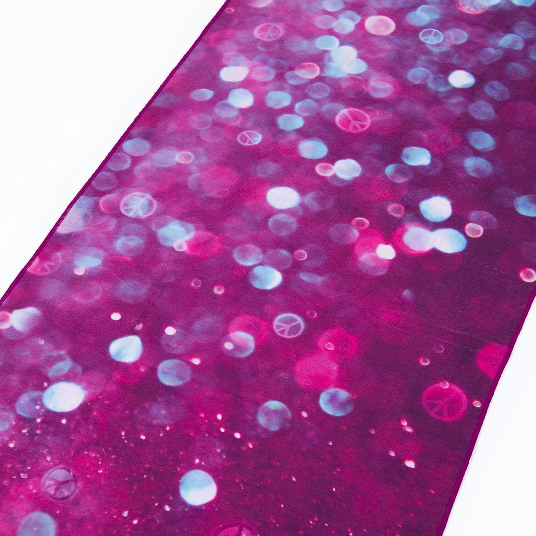Bodhi Grip² Yoga Towel Art Collection Drops of Peace, rutschfest, Yogatuch lila/aubergine mit Noppen