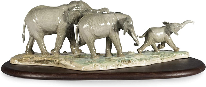 LLADRÓ Elefant-Skulptur Wir Treten In Deine Fussstapfen. Elefant. Porzellan.