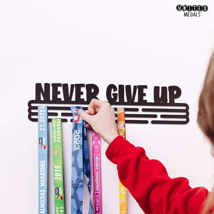 United Medals Never GIVE UP Medaillenhalter Stahl Schwarz | Medaillen Aufhänger | Medal Hanger Holde