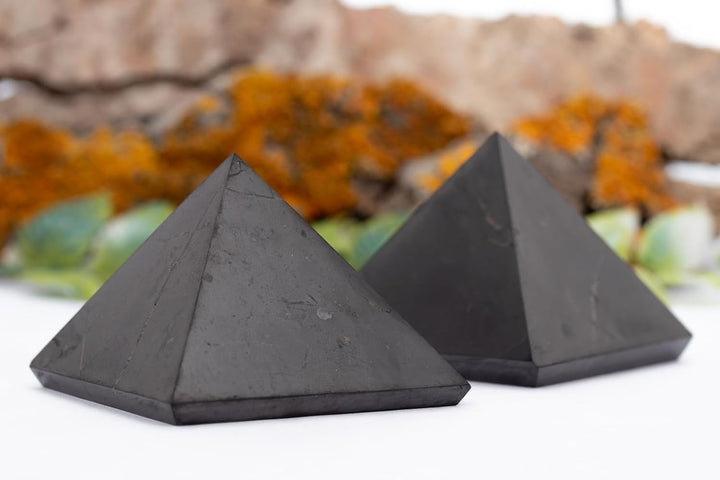 Igox 2X Schungit Pyramide Poliert Steine - Schwarze Mineralsteine für Dekoration & Meditation (5 Zen