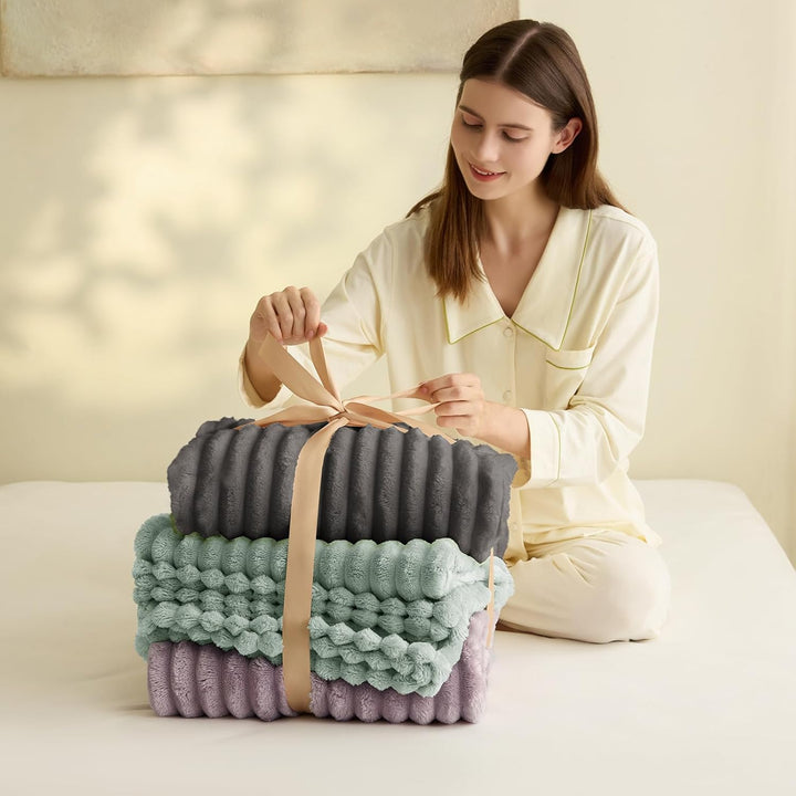 WAVVE Kuscheldecke Flauschig Decke - 150x200cm - Grauviolett - Weiche Flanell Fleecedecke, Sofadecke