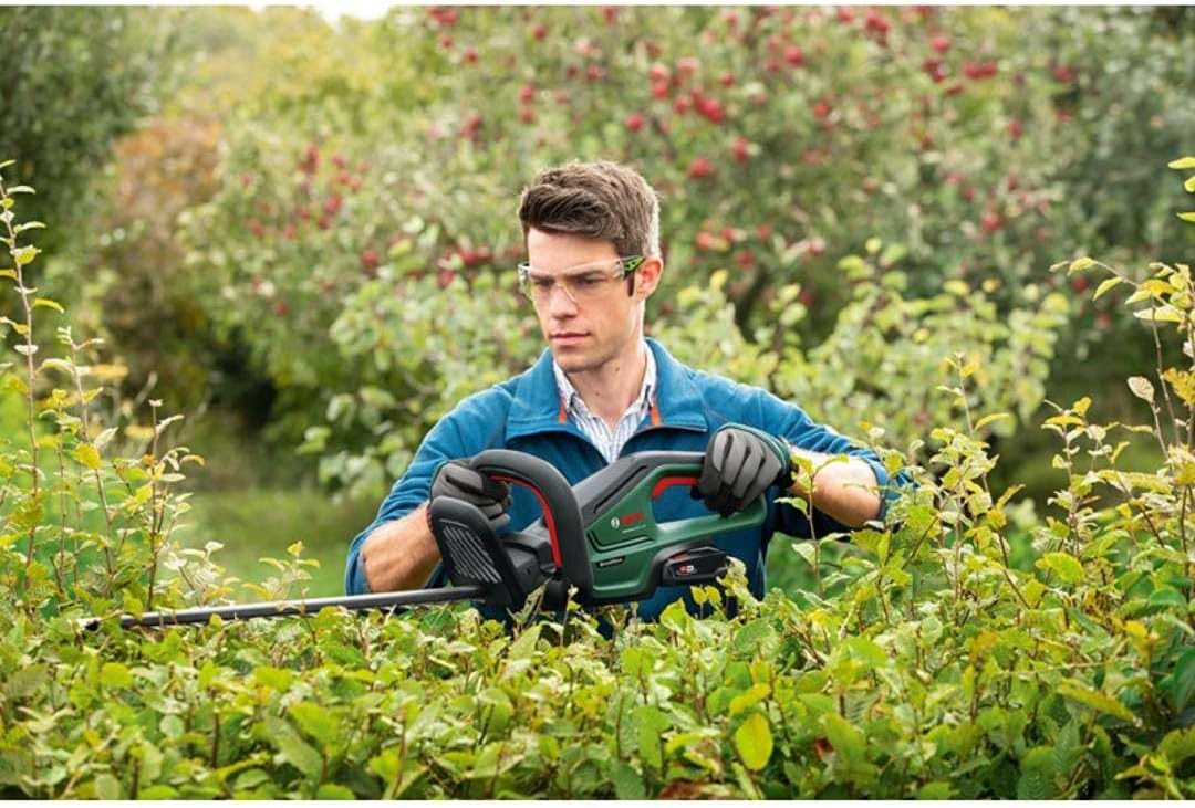 Taille haies sans fil UniversalHedge Cut 18-55 Avec 2 Batteries Bosch