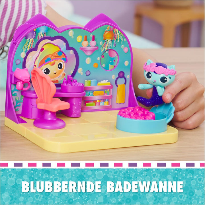 DREAMWORKS GABBY'S DOLLHOUSE - Deluxe Room Spielset,Wellness Raum mit Meerkätzchen (engl. MerCat), M