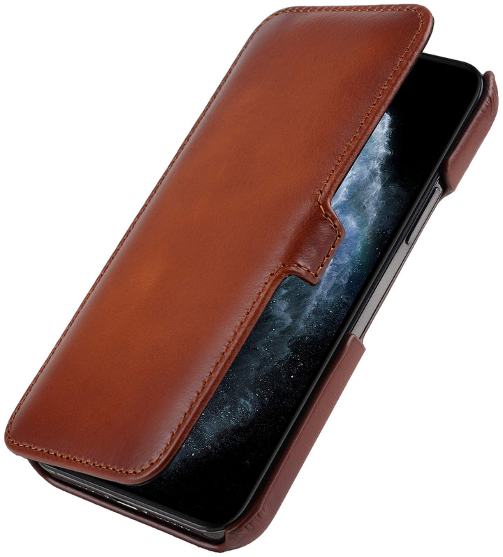 STILGUT Book Case kompatibel mit iPhone 12 Pro Max (6.7") Hülle aus Leder mit Clip-Verschluss, Klapp