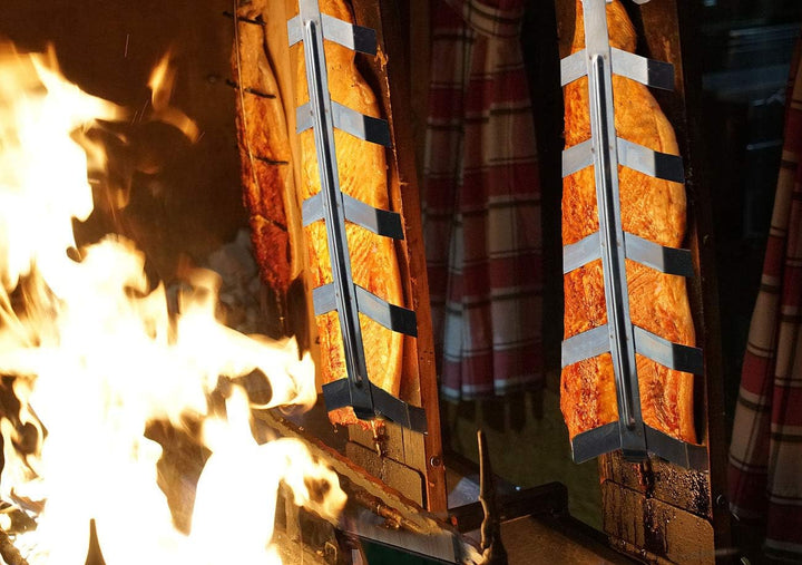 Rosenstein & Söhne Flammlachsbrett: Flammlachs-Bretter, Zedernholz, neigbare Edelstahl-Halterung, 2e