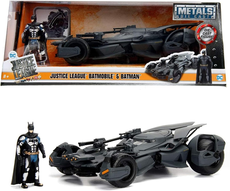 Jada Toys 253215000 Justice League Batmobil, hochdetailiertes 1:24 Modellauto inkl. Batman-Figur, Co